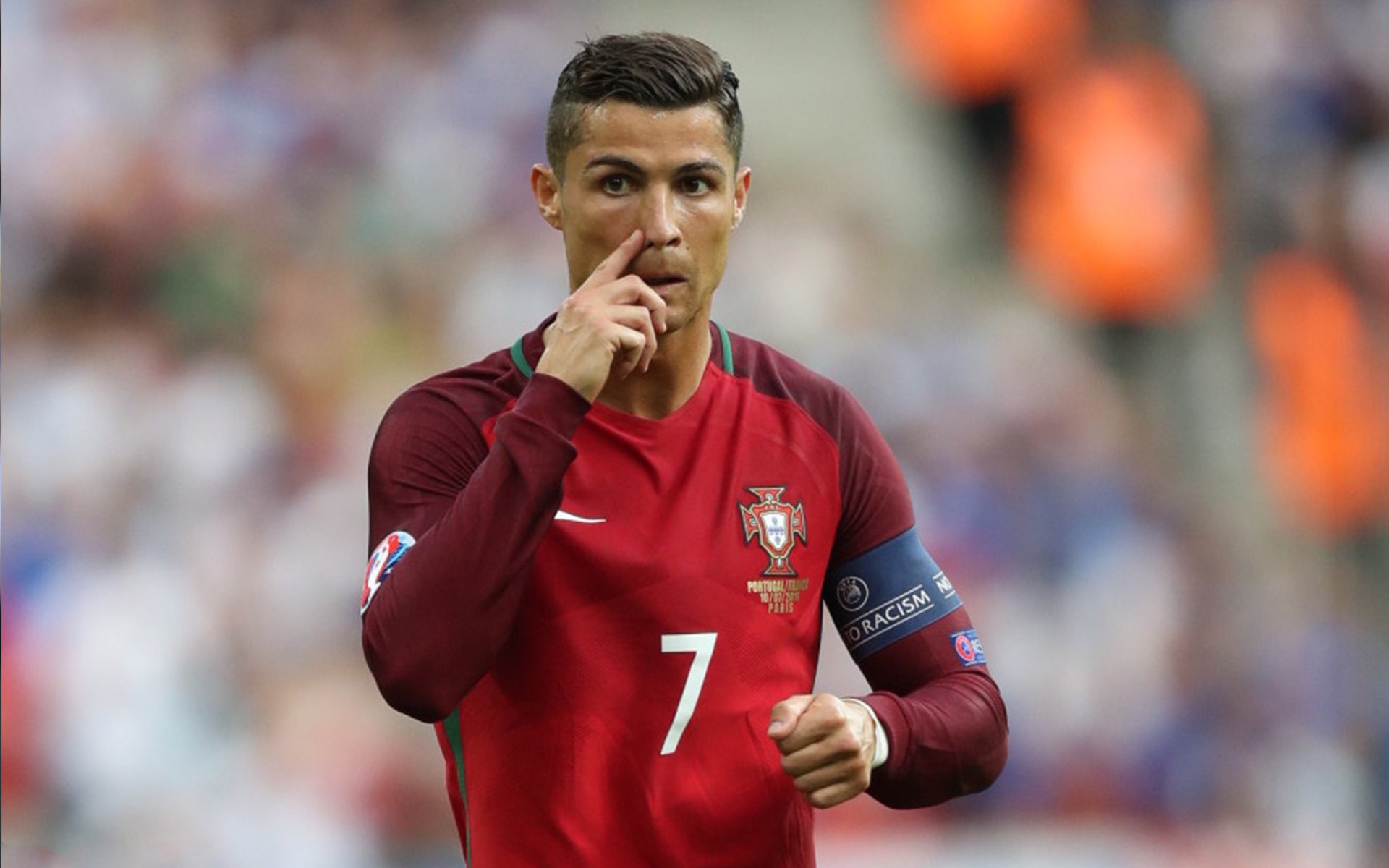 世界杯赛后多家欧冠俱乐部开启“冠军合影展” 球迷排队打卡